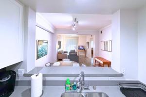 Luxury Apartment on Wilshire Corridor (L09)