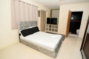 Pinner Cosy Studio Annexe w Parking Near Eastcote