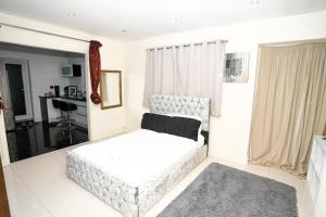 Pinner Cosy Studio Annexe w Parking Near Eastcote