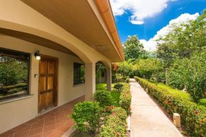 Cozy Garden Condo with Vibrant Tropical Decor, Swimming Pool and Rancho