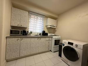 Delightful Style & Comfort in Montreal! Sleep 4!