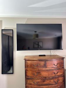 Inspirational-Stays Stylish Croydon Top Floor Flat with City Views