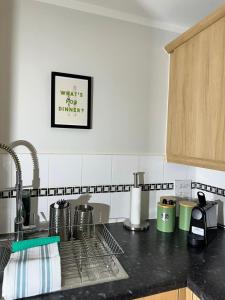 Inspirational-Stays Stylish Croydon Top Floor Flat with City Views