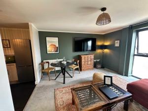 Inspirational-Stays Stylish Croydon Top Floor Flat with City Views