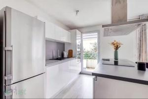 Perollier - CI - Lyon 2 - Bedroom apartment with balcony and pool