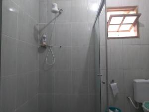 Casa composta por 2 quartos sala cozinha banheiro e uma varanda grande com uma churrasqueira Localizada na Rua Trindade 228 Palmeiras cabo frio na rua da lagoa MOBILIADA WI-FI SUPER ACONCHEGANTE AMBIENTE FAMILIAR