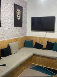 Casa composta por 2 quartos sala cozinha banheiro e uma varanda grande com uma churrasqueira Localizada na Rua Trindade 228 Palmeiras cabo frio na rua da lagoa MOBILIADA WI-FI SUPER ACONCHEGANTE AMBIENTE FAMILIAR