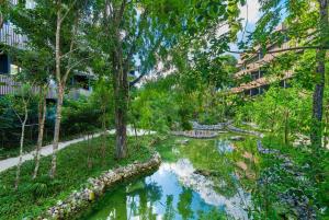 2BR Condo with Jacuzzi Near Habitas Beach