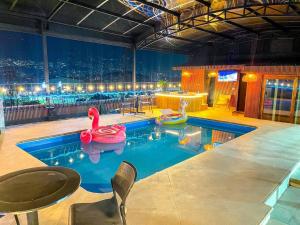 Alojamiento en Medellín con piscina privado, disponible Bad Bunny - PH8