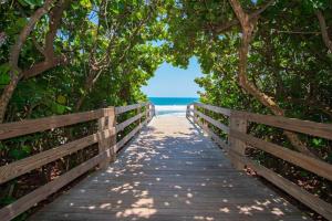 Luxury Townhouse Minutes from Beach and Downtown