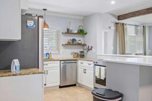 3BR Cocoa Beach Oasis w Tiki Hut & Kayaks Walk to Beach