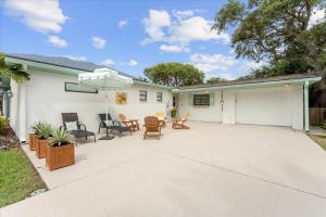 Secluded Coastal Retreat Walk to Beach