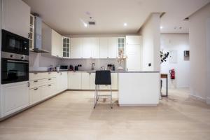 Elegant 2BR Apartment with Balcony NZL278