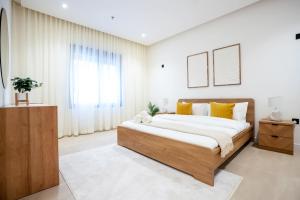 Elegant 2BR Apartment with Balcony NZL278