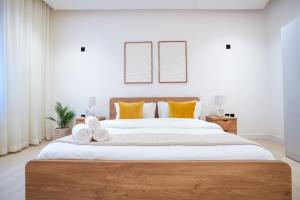 Elegant 2BR Apartment with Balcony NZL278