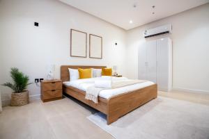 Elegant 2BR Apartment with Balcony NZL278