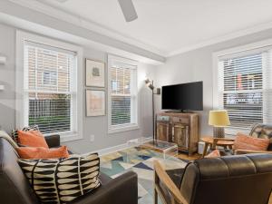 Cozy Carriage House - Clarendon Getaway