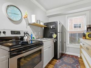 Cozy Carriage House - Clarendon Getaway