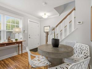 Cozy Carriage House - Clarendon Getaway