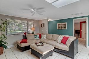 Shady Oaks - Breezy retreat w patio & beach access