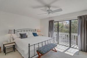 Shore Line Views - Beachfront 2BR Escape w Balcony