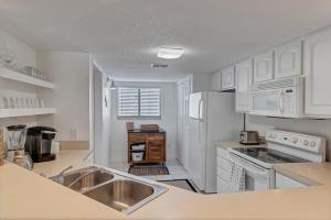 Shore Line Views - Beachfront 2BR Escape w Balcony