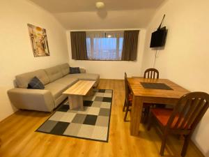 CEDAR LODGE NEXT TO LIFT ONE BEDROOM APARTMENT