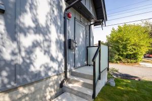 Sunny 1BR Detached Suite - Near City Center