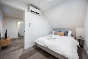 Sunny 1BR Detached Suite - Near City Center