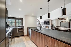 Vail Village Private 4 BR Residence w Full Kitchen