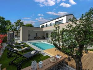 Villa in minj with swimming pool