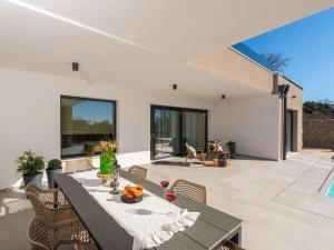 Villa in minj with swimming pool