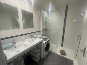 Peaceful La Pinède apartment for couple