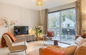 Cozy Home In Hoeven With Wifi