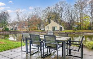 Cozy Home In Hoeven With Wifi