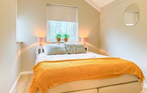 Cozy Home In Hoeven With Wifi