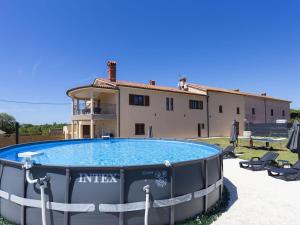 Luxurious apartment with pool