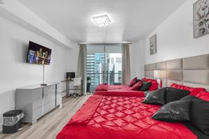 Luxury 1 Bedroom Penthouse, Bay & City Views and 1 Free Parking