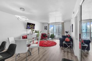 Luxury 1 Bedroom Penthouse, Bay & City Views and 1 Free Parking