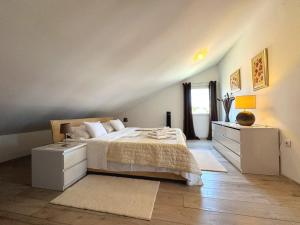 Apartments with parking space Silo, Krk - 24997