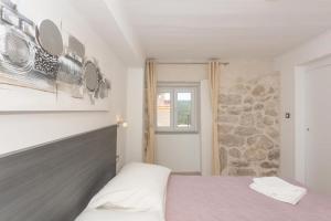 Family friendly house with a swimming pool Vrpolje, Sibenik - 25004