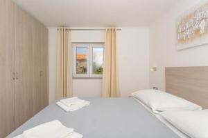 Family friendly house with a swimming pool Vrpolje, Sibenik - 25004