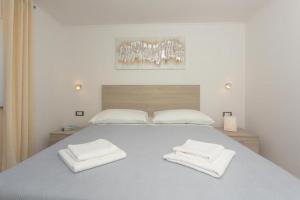 Family friendly house with a swimming pool Vrpolje, Sibenik - 25004