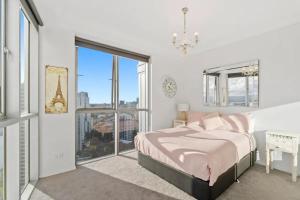 Surfers Paradise Escape - Three Pools - Gym - Parking - High Floor - Walk To Beach