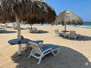 Peninsula Tower 4 bedrooms beachfront sea view