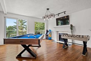 The Ohana Lakeside Retreat 4 Bedrooms & Tiki Bar