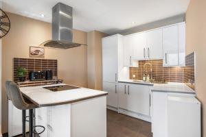 Spacious 2-Bedroom Apartment in Brighton Walk to Beach