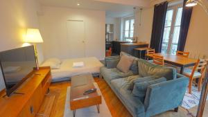 6 Bright Cozy Studio Moulin Rouge