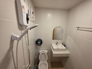 ไวท์ เฮ้าท์ แคมป์ ชะอม