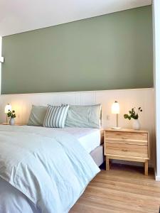 Apartment with kitchen and balcony - stroll to river & shopping mall